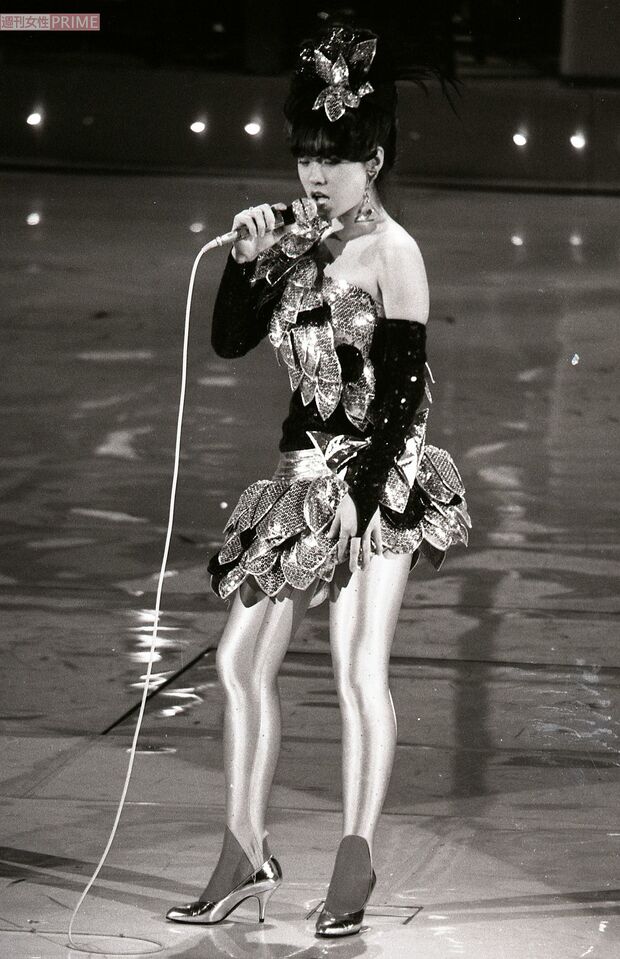 ミニスカートで力強く歌う中森明菜