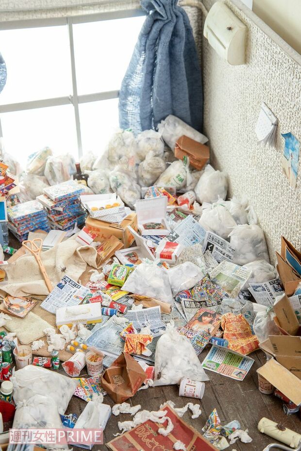 「これからゴミ屋敷は増えていくと思います」と小島さん。「掃除のやり方を知らない人が増えているんです。あと、ゴミの分別が厳しすぎて、それで捨てられなくなってしまう人もいます」。見やすくするため減らしているが、実際はゴミの量はこの倍の高さくらいまであるそう　撮影／齋藤周造