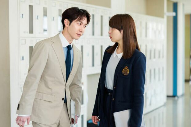 2年9組の担任で数学教師を演じる渡辺翔太と主演の広瀬アリス(ドラマ『なんで私が神説教』公式サイトより)