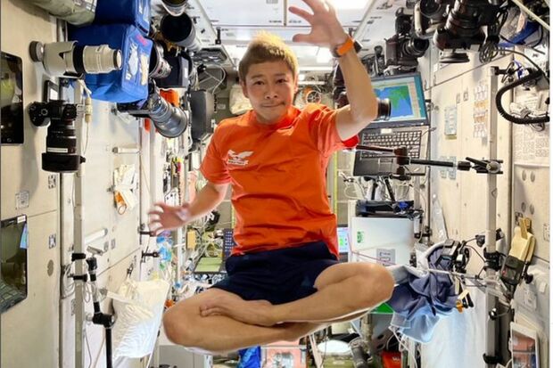 宇宙船のなかで「宇宙なう」と投稿した前澤友作氏（本人インスタグラムより）