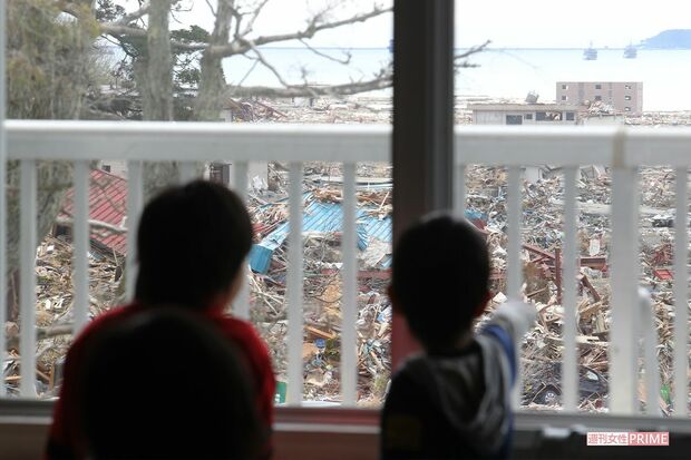 陸前高田市の学校の窓から見える、瓦礫の山（'11年4月）　撮影／週刊女性写真班