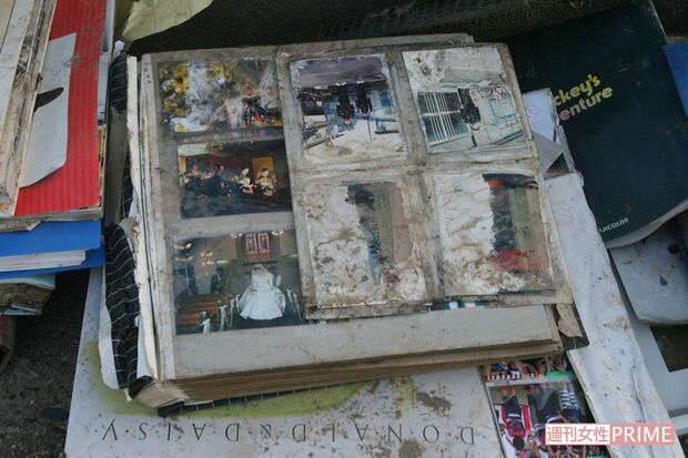 捜索していた自衛隊が集めていた被災写（'11年4月29日、陸前高田市内）