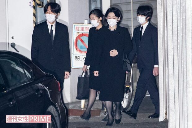 11月6日、川嶋辰彦さんの自宅で行われた家族葬を終えて帰路につかれる秋篠宮さま、紀子さま、佳子さま、悠仁さま
