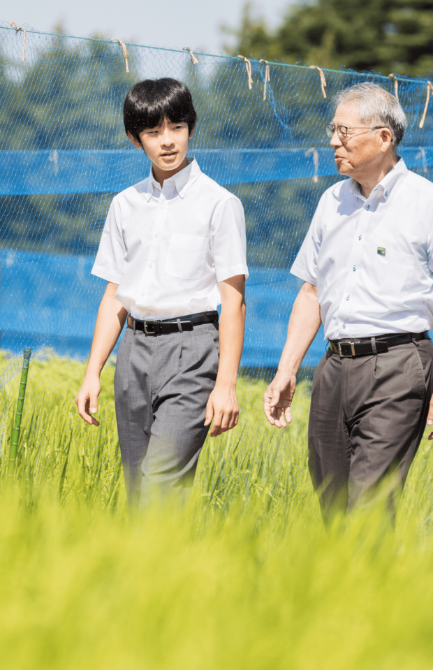 8月2日、つくば市で研究者から稲に関する説明を受けられる悠仁さま
