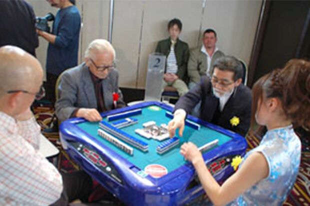 灘さん(右から2人目)と麻雀を打つ畑正憲さんはかなりの腕前(日本プロ麻雀連盟HPより)