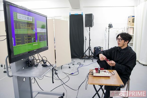 ファミコンをプレイする西野亮廣　撮影／伊藤和幸