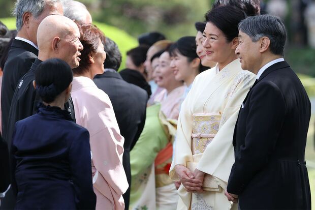 2025年4月に開かれた「春の園遊会」で天皇陛下とお話しされるちばてつやさん