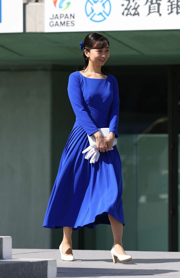 閉会式には”琵琶湖カラー”の全身コーデでお出ましに