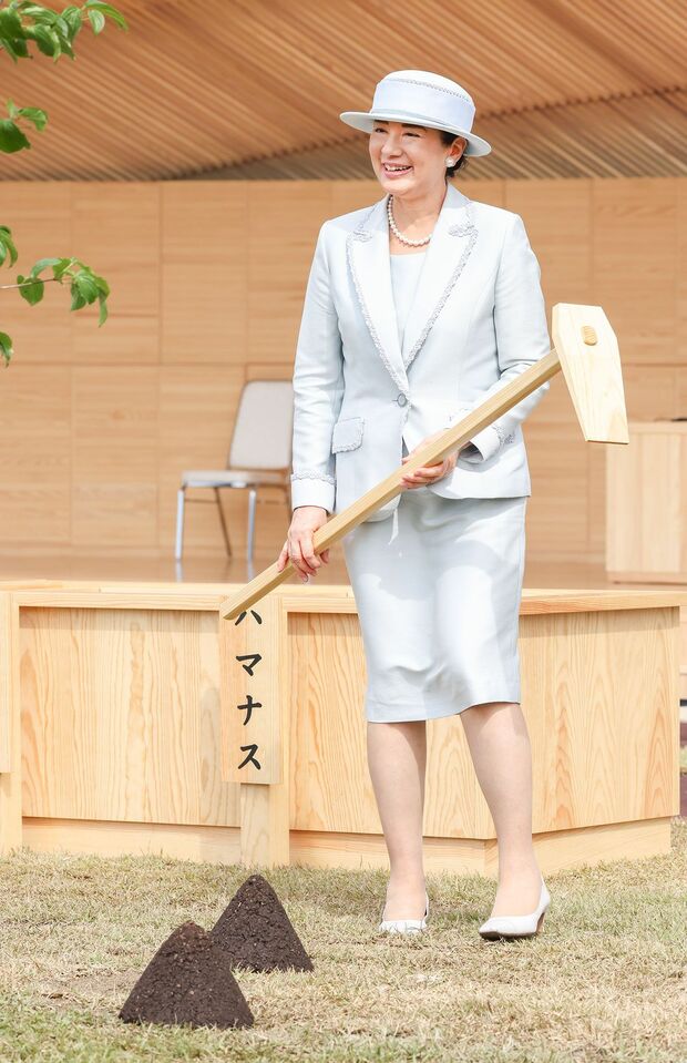 ベニヤマボウシなどの苗木を植えられた雅子さま。苗木は岩手県内の子どもたちが学校で育てたもの。お手植え中には陛下と幾度となくアイコンタクトを　撮影／JMPA