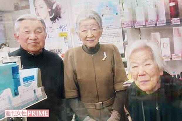 長年にわたり交流のある『葉山薬局』店主・横島さんのお母さんとはスリーショットを撮影された（'16年2月）