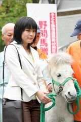 おひとり公務の“デビュー”は高校2年生のとき。東京・上野動物園で「野間馬」にエサをお与えになった（’08年4月）