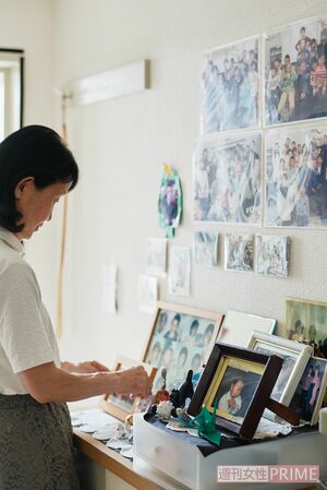 玄関の写真コーナー。孫たちが小さいころの懐かしい写真が並ぶ　撮影／林ひろし