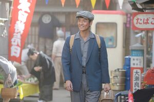 出稼ぎで東京にいる父・実（沢村一樹）　(c)NHK