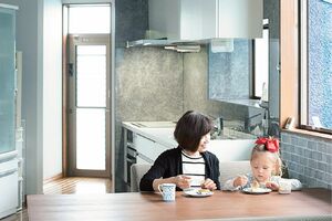 自宅でお茶を嗜む井田典子さん（左）