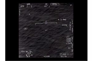 とても小さく見えるが、浮遊する未確認飛行物体がいる