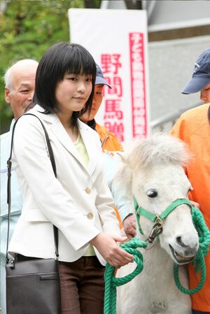 おひとり公務の“デビュー”は高校2年生のとき。東京・上野動物園で「野間馬」にエサをお与えになった（’08年4月）