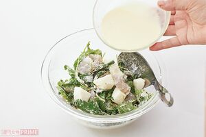 《POINT》具材に先に粉をしっかりまぶしてから衣を混ぜると、揚げたときにばらけない（撮影／廣瀬靖士）