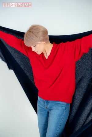 素材にこだわったカシミヤ100%のセーターとストール。枚数に限りがある限定商品(次のページで他の写真もご覧になれます) 撮影/佐藤靖彦