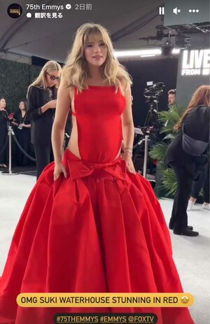 背中側に布がない大胆なドレスでエミー賞の授賞式に参加したスーキー・ウォーターハウス（エミー賞の公式インスタグラムより）