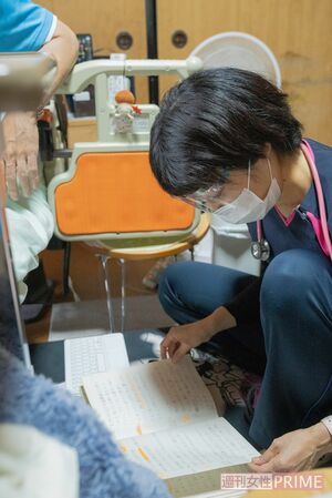 山崎さんの書いた日記をじっくりと読む中村先生。患者の日常に寄り添う　撮影／伊藤和幸