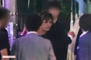 取り巻きに囲まれながら車に乗り込むGACKT(2014年)