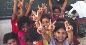  ガザ地区の子どもたち。生命力に満ちあふれたこの笑顔をこれ以上奪ってはならない。平和な社会を（絵本より）