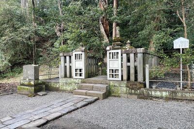 鎌倉にある源頼朝の墓。平日でも観光客が絶え間なく訪れている