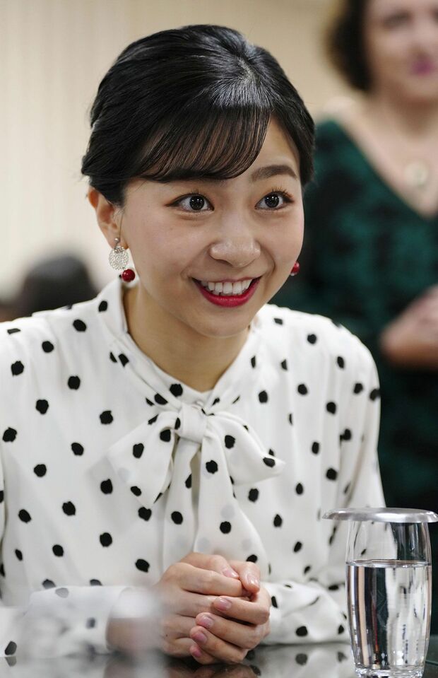 輪島塗のイヤリングを着用される佳子さま。ドット柄のワンピースとマッチしている