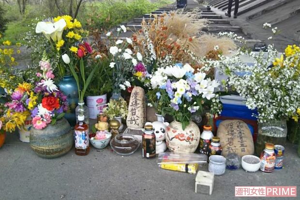 渡邉さんとアイさんが暮らしていた河渡橋西詰の下に置かれた献花台