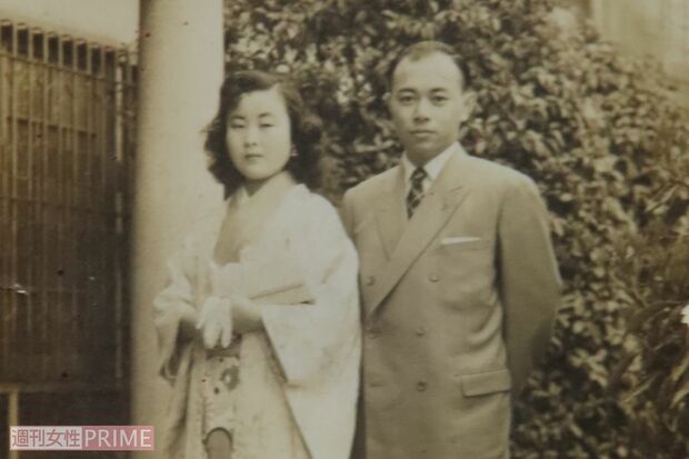 新婚旅行の九州から帰宅直後、妻・嘉津子さんと＝1958年