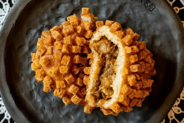 ベーカリー「小麦の奴隷」のカレーパン（公式Instagramより）