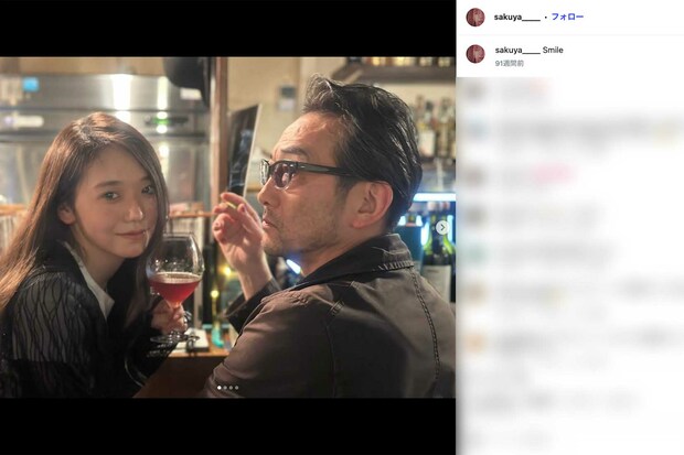 父・吹越満とのツーショットを投稿している咲耶（本人のインスタグラムより）