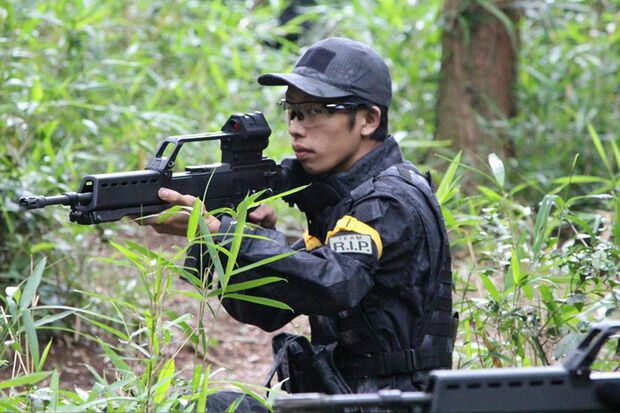 サバゲ―をする小森章平容疑者（本人フェイスブックより）