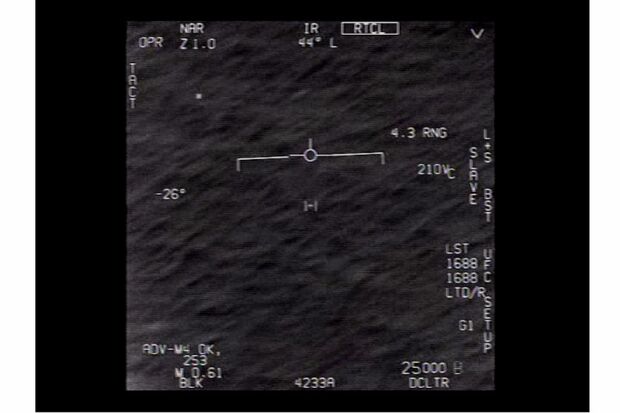 とても小さく見えるが、浮遊する未確認飛行物体がいる