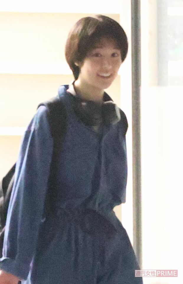 撮影を終えた唐田えりかはジャージにスニーカーというラフな私服で、共演した女優と談笑していた（2022年）