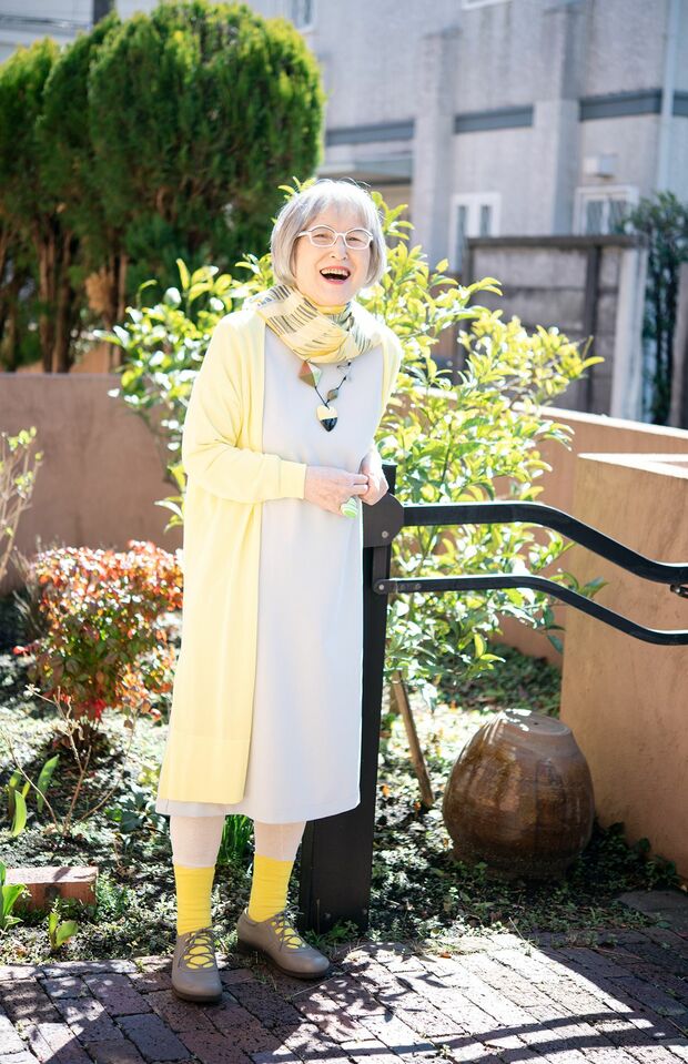 明るい色を積極的に取り入れたコーディネートで笑顔がはじける角野栄子さん 『魔法のクローゼット』本文より（写真／提供・角野栄子オフィス、撮影／馬場わかな）