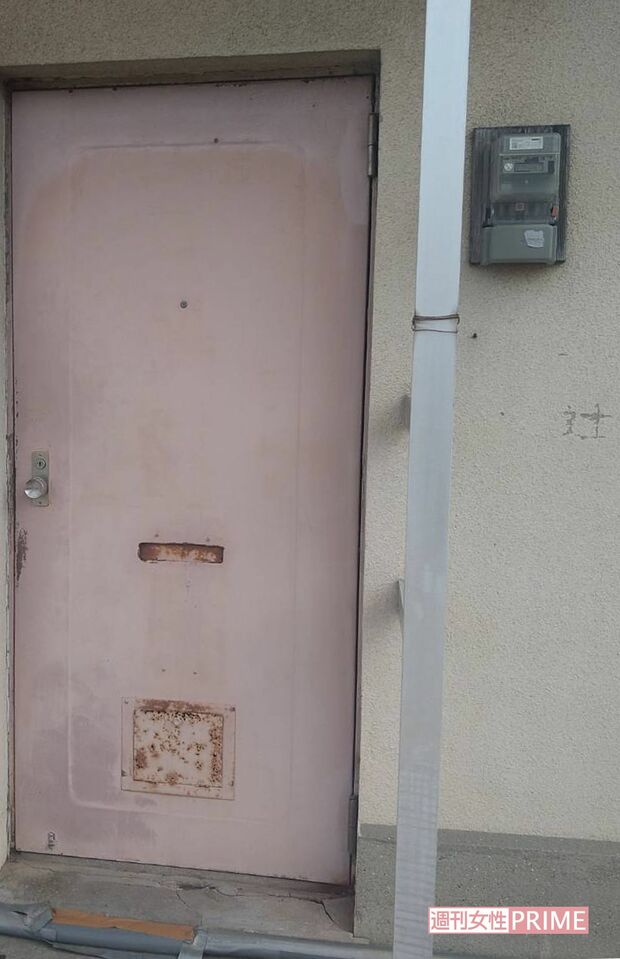 事件現場となった辻つぐみさんの自宅。玄関ドア右側の壁に「辻」と掘られていた