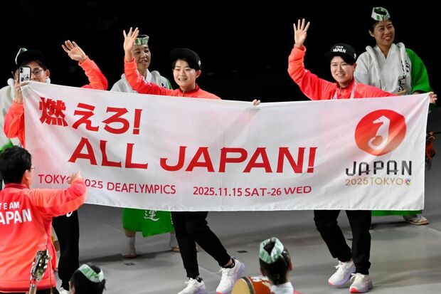 開会式にて、日本選手団が入場する様子