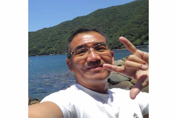 自撮りの得意ポーズはアメリカ手話の「アイ・ラブ・ユー」だ（井上被告のSNSより）