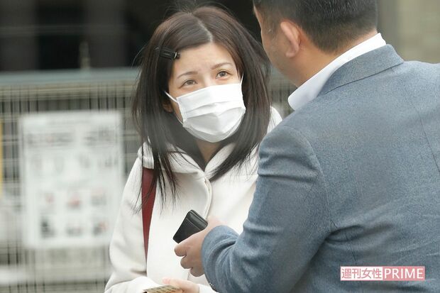 直撃取材をうける今井メロその２