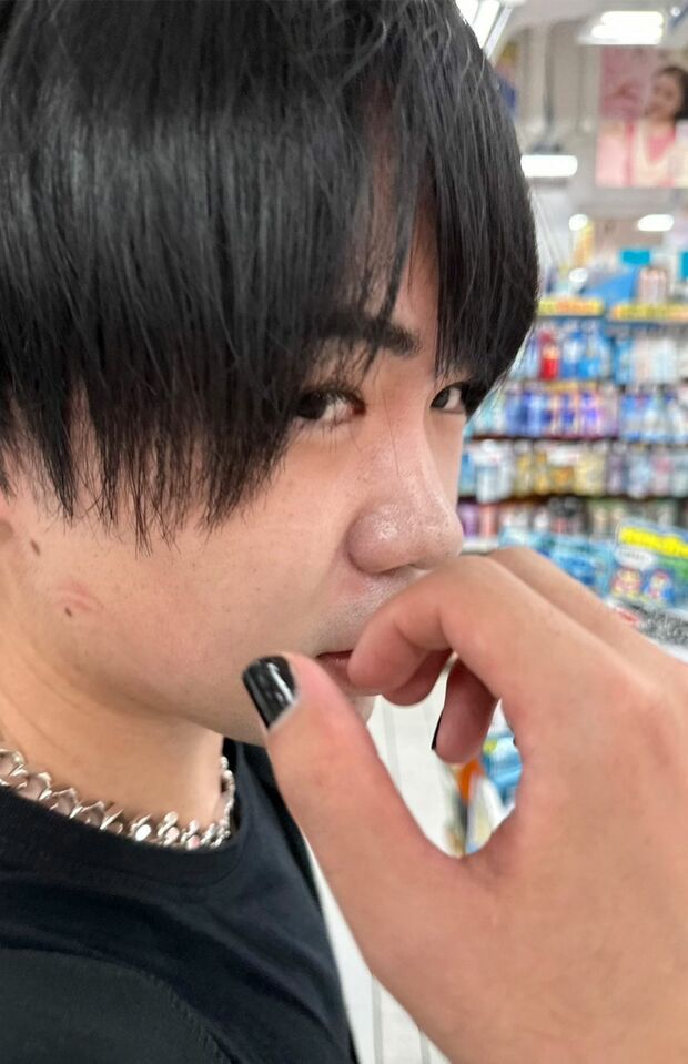 黒いマニュキュアを塗った相沢龍誠容疑者（知人提供）