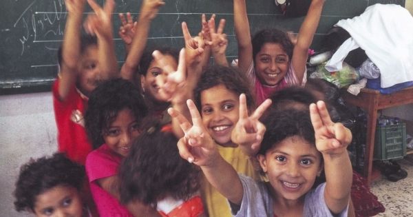  ガザ地区の子どもたち。生命力に満ちあふれたこの笑顔をこれ以上奪ってはならない。平和な社会を（絵本より）