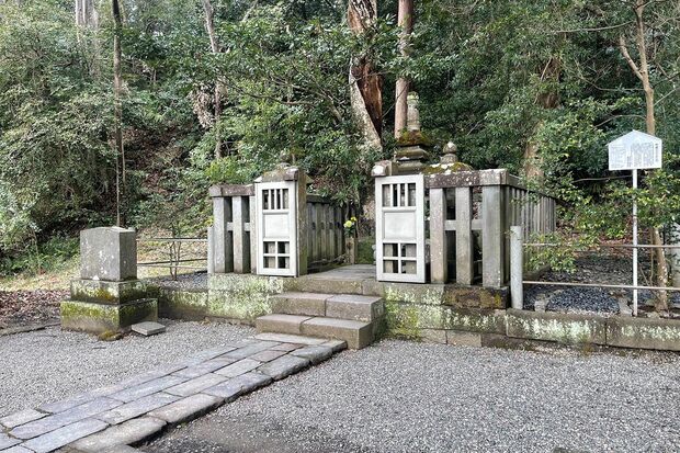 鎌倉にある源頼朝の墓。平日でも観光客が絶え間なく訪れている