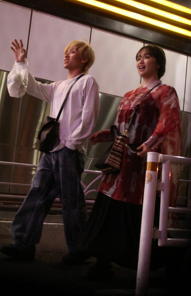 式と披露宴を終え、渋谷の2次会会場に向かうゆうこすとたなか（参加者提供）