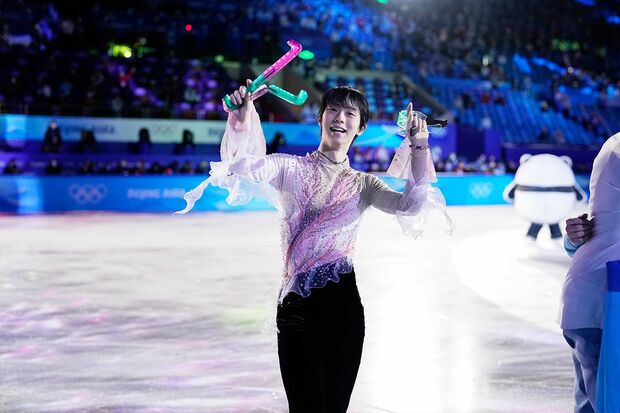 北京五輪のエキシビションでカメラに手を振る羽生結弦