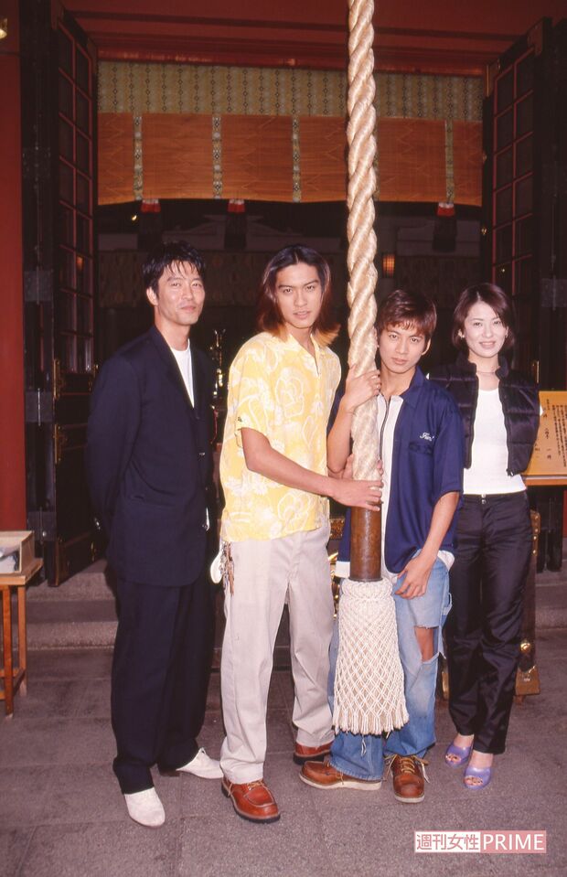  '97年に放送されたドラマ『D×D』のイベントで、初共演となったV6の岡田准一らと東京・日枝神社に。霊能力を持つ者同士としてバディを組んだ岡田とは、 '05年のドラマ『タイガー＆ドラゴン』でもダブル主演を