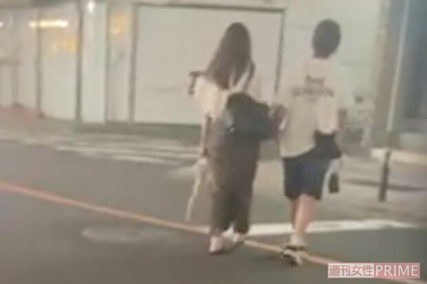 閑静な住宅街にあるマンションへと消えていったネゴシックスと女性