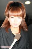 2010年、後藤真希の母の通夜に参列した辻希美。頭にリボン、膝丈ミニの喪服が批判の的に