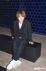 僕が座っているのが、お気に入りのクッションベンチ!   撮影／矢島泰輔