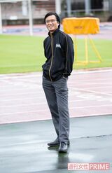 お昼前にようやく雨も上がり、出演者たちのテンションもアップ。陸上部員を指導するシーンでは、競技場内に響きわたる大声で熱演!　撮影／齋藤周造